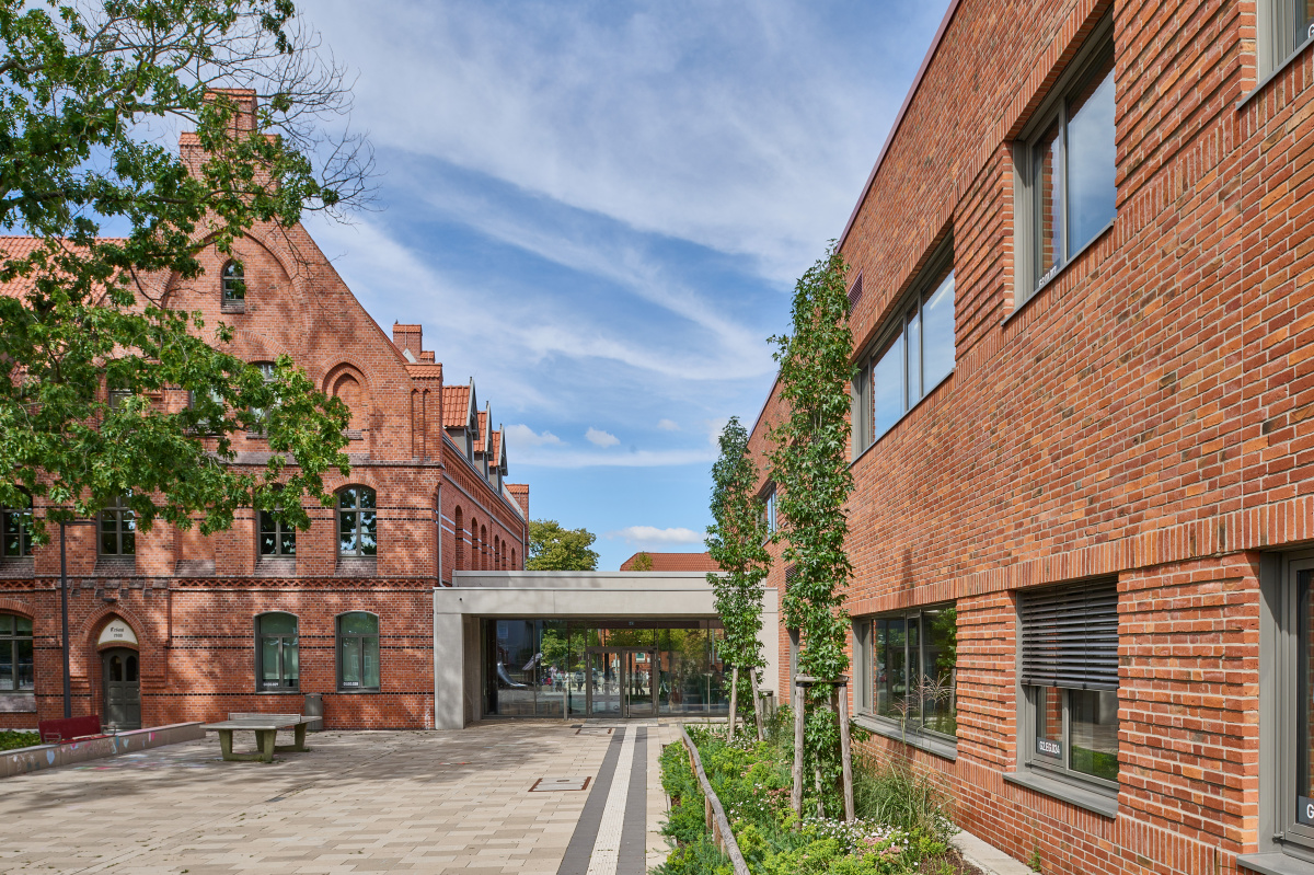 Rückwärtige Ansicht der Hermann-Löns-Grundschule, Langehagen